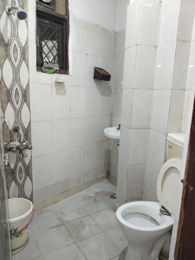 Bathroom, khirki extension 2 Bedroom 800 Sq.Ft. Apartment In Khirki Extension Delhi 9723652