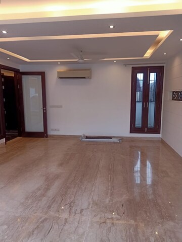 Room in 4 BHK Apartment at Safdarjung Development Area – for Rent