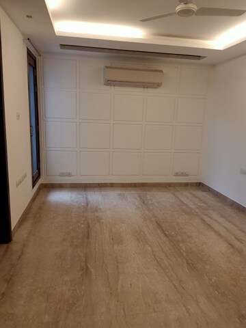 Room in 4 BHK Apartment at Safdarjung Development Area – for Rent
