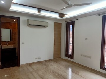 Room in 4 BHK Apartment at Safdarjung Development Area – for Rent
