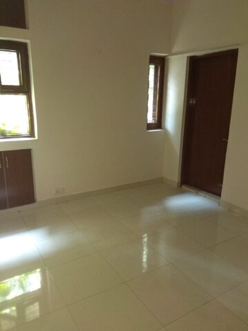 Room in 4 BHK Apartment at Safdarjung Development Area – for Rent