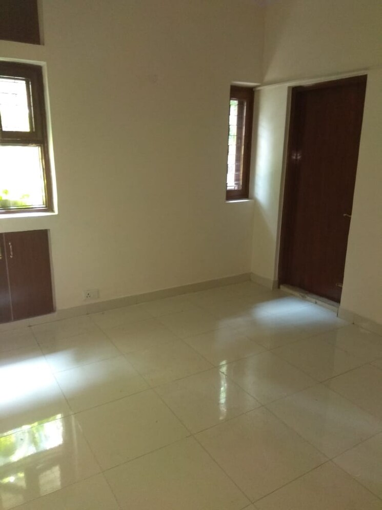 Room, safdarjung development area 4 Bedroom 5000 Sq.Ft. Apartment In Safdarjung Development Area Delhi 9723677