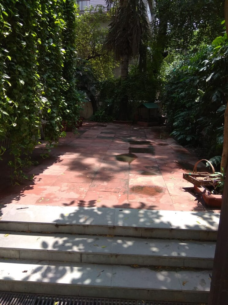 Garden, safdarjung development area 4 Bedroom 5000 Sq.Ft. Apartment In Safdarjung Development Area Delhi 9723677