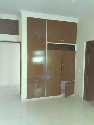 Room in 4 BHK Apartment at Safdarjung Development Area – for Rent