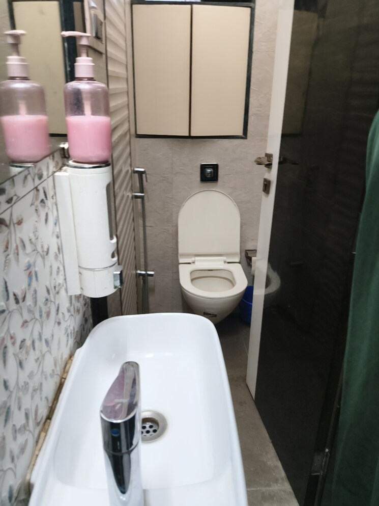 Bathroom, vile parle west 1 Bedroom 420 Sq.Ft. Apartment In Vile Parle West Mumbai 9723722