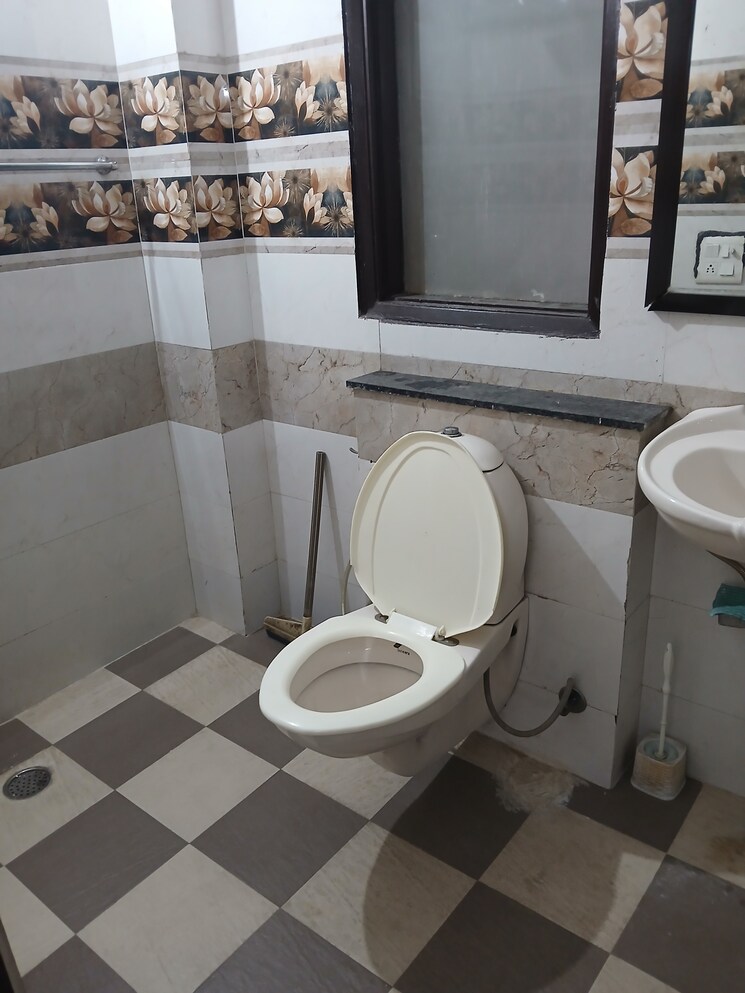 Bathroom, unitech-south-city-ii 2 Bedroom 1800 Sq.Ft. Builder Floor In Sector 50 Gurgaon 9723791