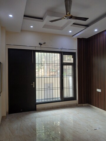 Building Lobby in 2 BHK Builder Floor at Unitech South City II, Sector 50 – for Rent