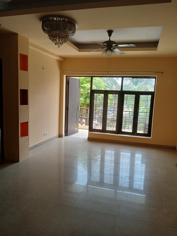 Room in 3 BHK Builder Floor at Unitech Deerwood Chase, Nirvana Country – for Rent