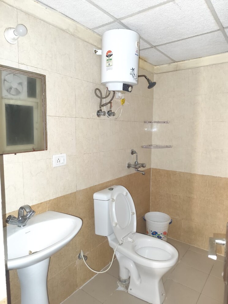 Bathroom, aims-golf-city 2 Bedroom 950 Sq.Ft. Apartment In Sector 75 Noida 9724006
