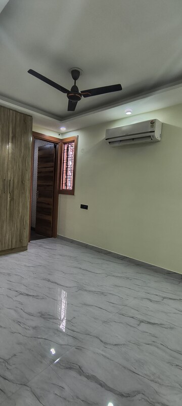 Room in 3 BHK Builder Floor at Khirki Extension – for Rent