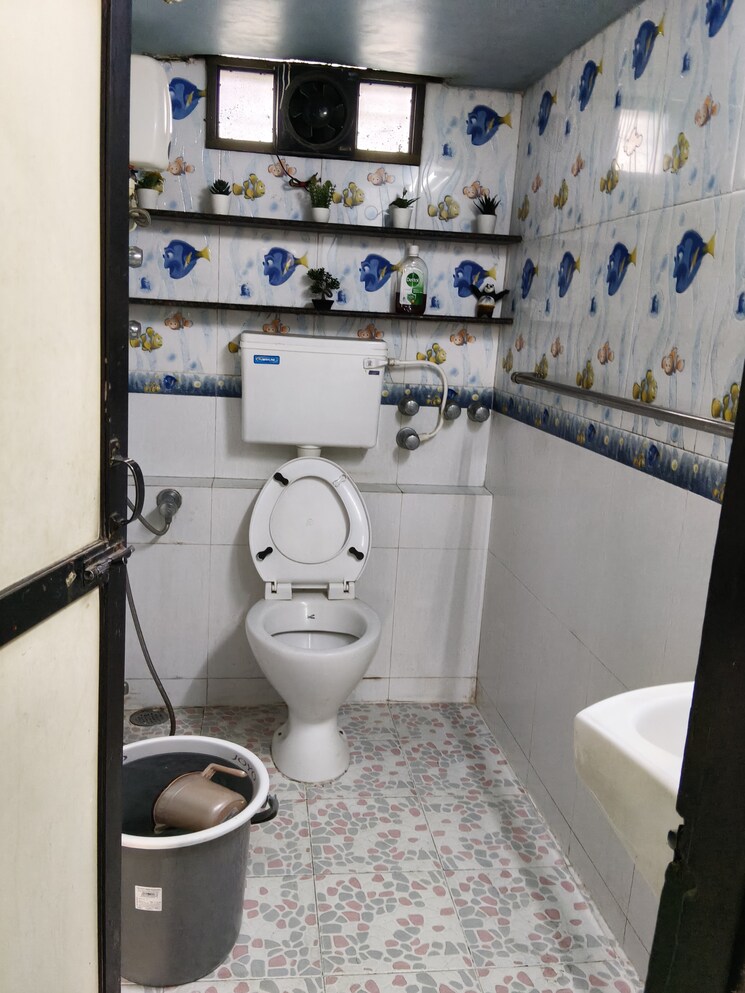 Bathroom, akash-darshan 2 Bedroom 1000 Sq.Ft. Apartment In Santacruz East Mumbai 9724045