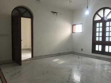 Room in 3 BHK Builder Floor at Friends Colony – for Rent
