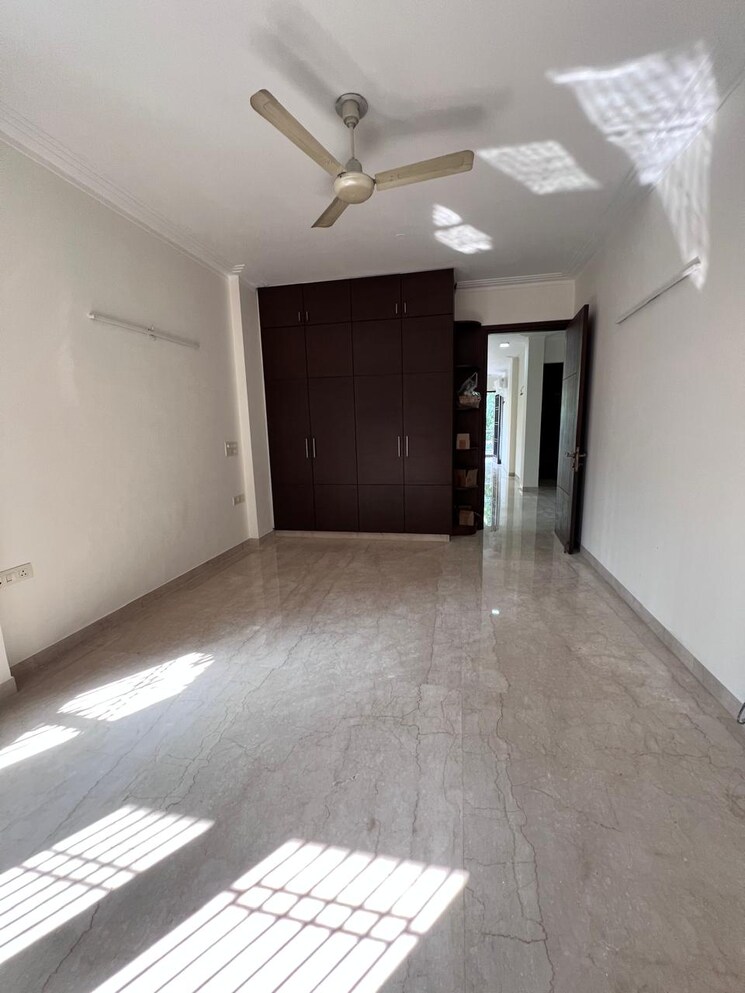 Room, greater kailash i 3 Bedroom 200 Sq.Yd. Builder Floor In Greater Kailash I Delhi 9724154