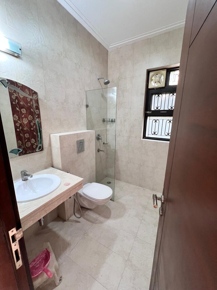 Bathroom, greater kailash i 3 Bedroom 200 Sq.Yd. Builder Floor In Greater Kailash I Delhi 9724154