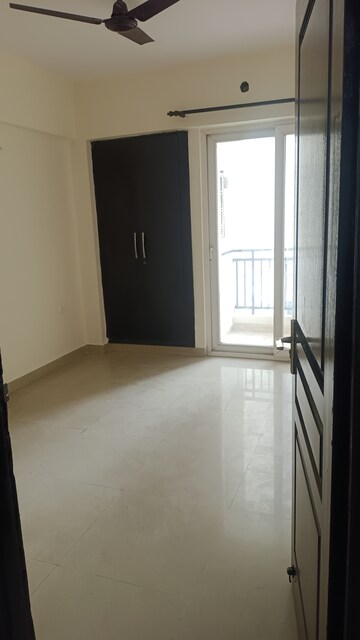 Room in 3 BHK Apartment at Sethi Max Royal, Sector 76 – for Rent