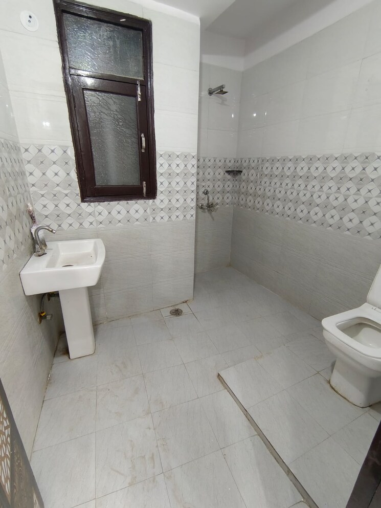 Bathroom, dmd-hometech-awas-yojna 2 Bedroom 1050 Sq.Ft. Builder Floor In Sector 73 Noida 9724336