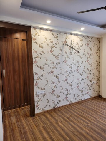 Room in 4 BHK Builder Floor at Unitech South City II, Sector 50 – for Rent