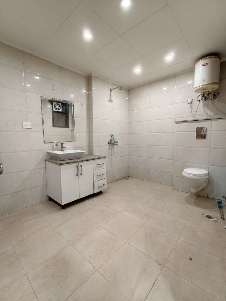 Bathroom, chattarpur 4 Bedroom 2000 Sq.Ft. Builder Floor In Chattarpur Delhi 9724584