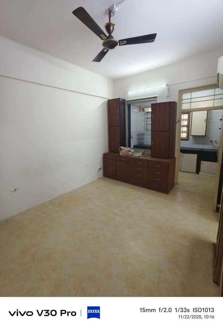 Room, santacruz east 1 Bedroom 500 Sq.Ft. Apartment In Santacruz East Mumbai 9724629