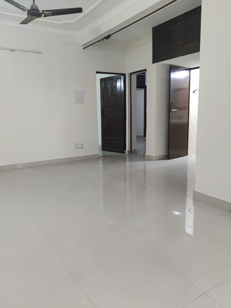 Room, sector 19 2 Bedroom 112 Sq.Mt. Builder Floor In Sector 19 Noida 9724622