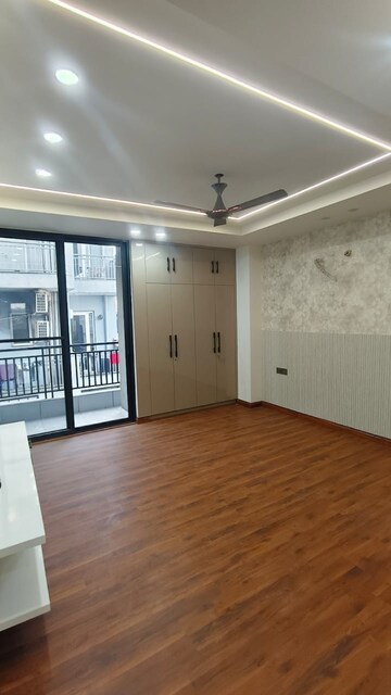 Room in 3 BHK Builder Floor at Palam Vihar – for Rent