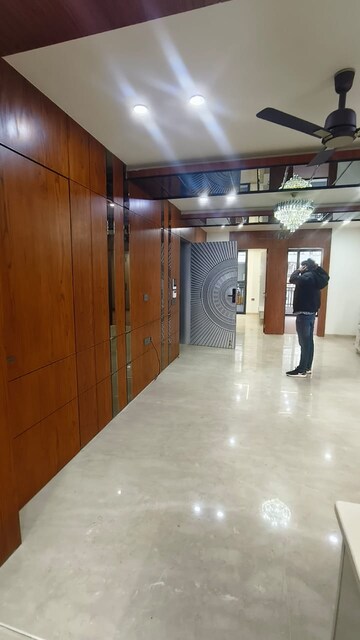 Parking in 3 BHK Builder Floor at Palam Vihar – for Rent