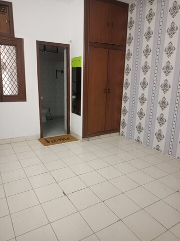 Room in 3 BHK Builder Floor at Ansal Sushant Apartments, Sushant Lok I – for Rent