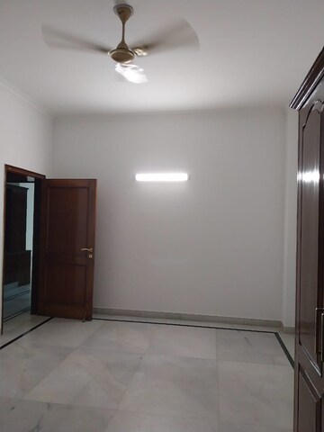 Room in 3 BHK Builder Floor at Safdarjung Enclave – for Rent
