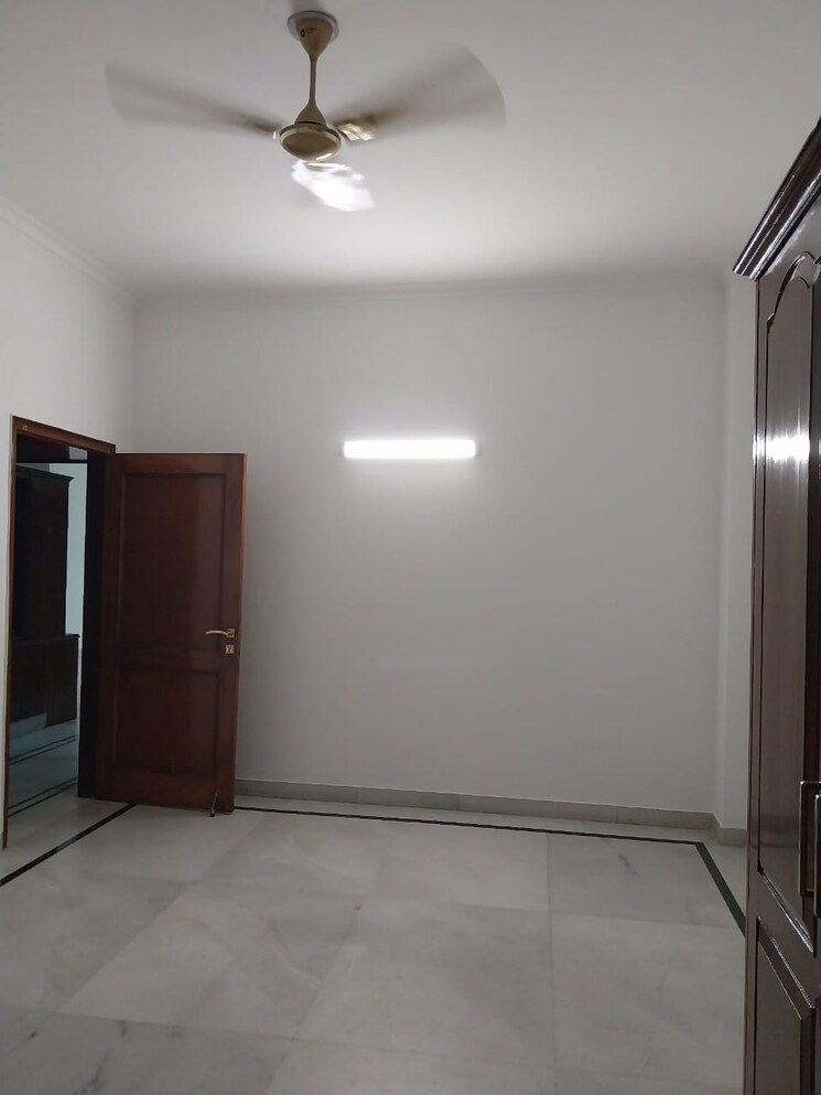 Room, safdarjung enclave 3 Bedroom 300 Sq.Yd. Builder Floor In Safdarjung Enclave Delhi 9724913