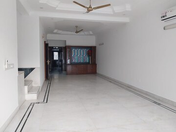 Room in 3 BHK Builder Floor at Safdarjung Enclave – for Rent