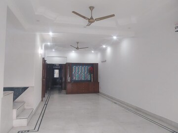 Room in 3 BHK Builder Floor at Safdarjung Enclave – for Rent