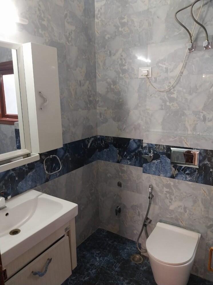 Kitchen, safdarjung enclave 3 Bedroom 300 Sq.Yd. Builder Floor In Safdarjung Enclave Delhi 9724913