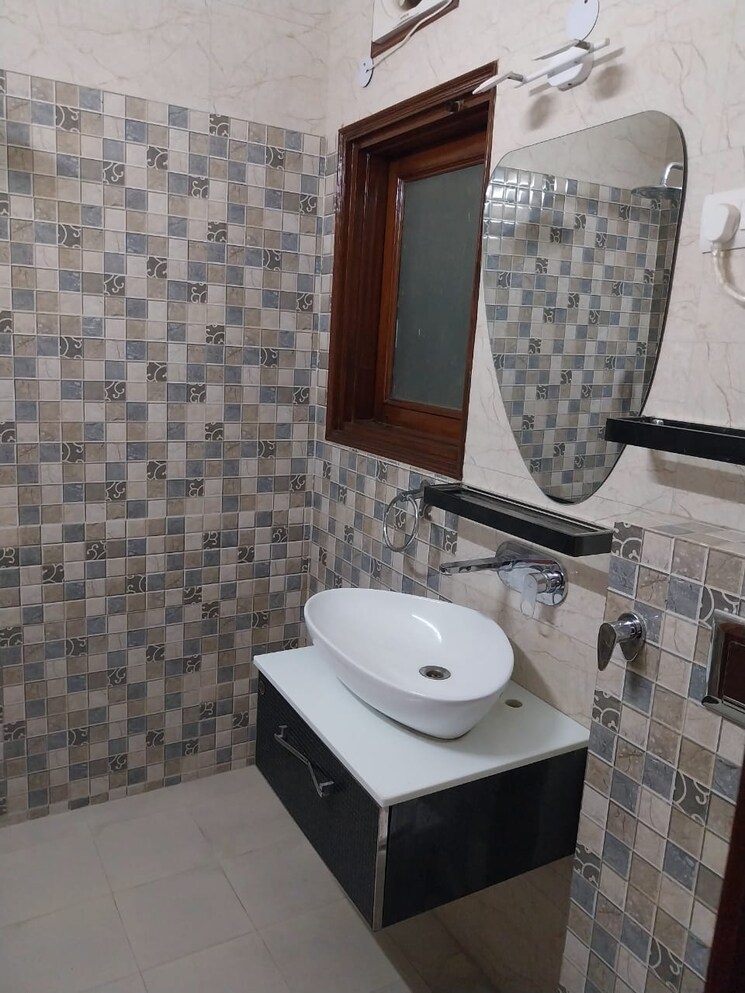 Team Area, safdarjung enclave 3 Bedroom 300 Sq.Yd. Builder Floor In Safdarjung Enclave Delhi 9724913