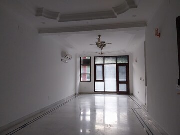 Room in 3 BHK Builder Floor at Safdarjung Enclave – for Rent