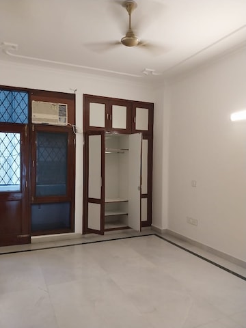 Room in 3 BHK Builder Floor at Safdarjung Enclave – for Rent