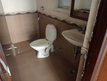 Bathroom in 3 BHK Apartment at Parsvnath Green Ville, Sector 48 – for Sale