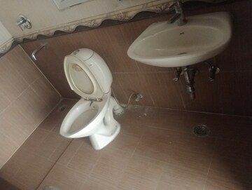 Bathroom in 3.5 BHK Apartment at Parsvnath Green Ville, Sector 48 – for Sale