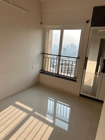 Room in 2 BHK Apartment at Kalpataru Paramount, Kapur Bawdi – for Rent