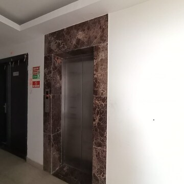 Room in 2.5 BHK Apartment at Microtek Greenburg, Sector 86 – for Rent