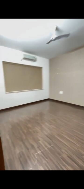 Room in 3.5 BHK Apartment at Elegant Solitaire, Cunningham Road – for Rent