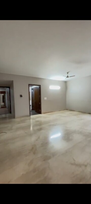 Room in 3.5 BHK Apartment at Elegant Solitaire, Cunningham Road – for Rent