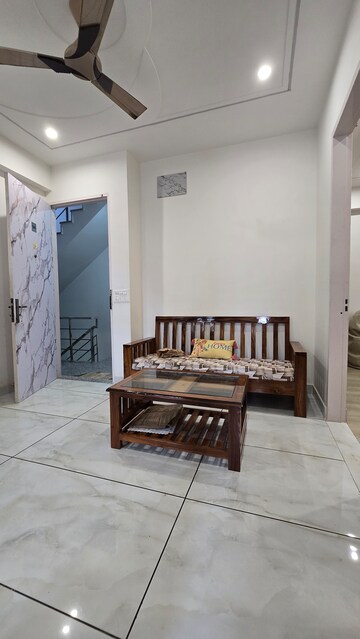 Furnished Amenities in 2 BHK Builder Floor at The Estate Floors, Sector 43 – for Rent