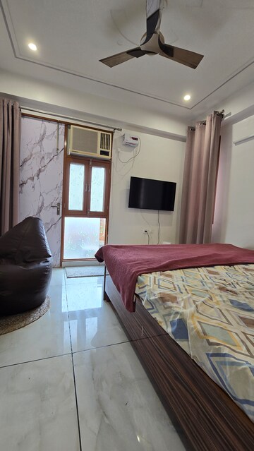 Furnished Amenities in 2 BHK Builder Floor at The Estate Floors, Sector 43 – for Rent