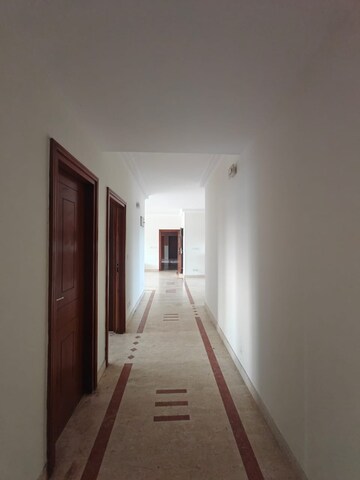Building Lobby in 3.5 BHK Apartment at Hm Grandeur, Frazer Town – for Rent