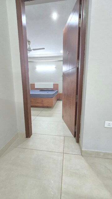 Furnished Amenities in 1 BHK Builder Floor at The Estate Floors, Sector 43 – for Rent