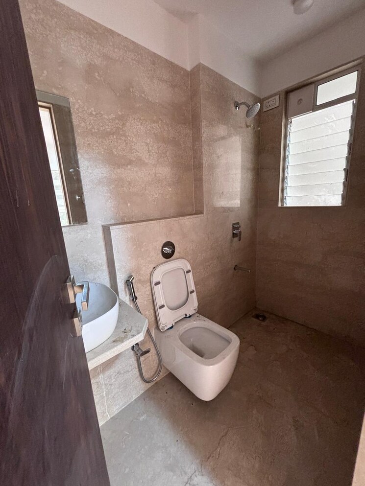 Bathroom, platinum-life 3 Bedroom 900 Sq.Ft. Apartment In Andheri West Mumbai 9725831