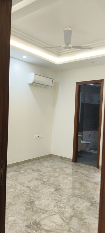 Room in 6+ BHK Villa at RWA Apartments Sector 52, Sector 52 – for Rent