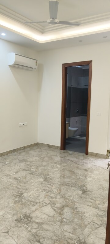 Room in 6+ BHK Villa at RWA Apartments Sector 52, Sector 52 – for Rent