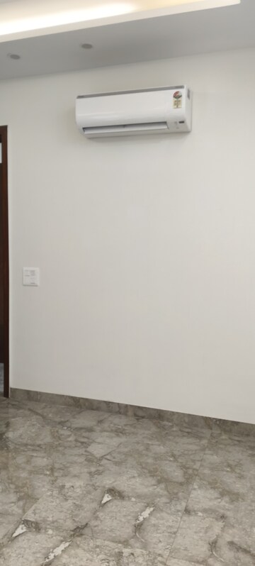 Room in 6+ BHK Villa at RWA Apartments Sector 52, Sector 52 – for Rent