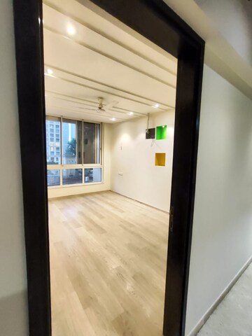 Room in 4 BHK Apartment at Hiranandani Brookhill, Ghodbunder Road – for Rent